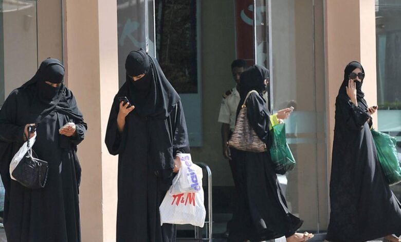 Photo of السعودية تحظر إعلانات مشاهير التواصل دون ترخيص