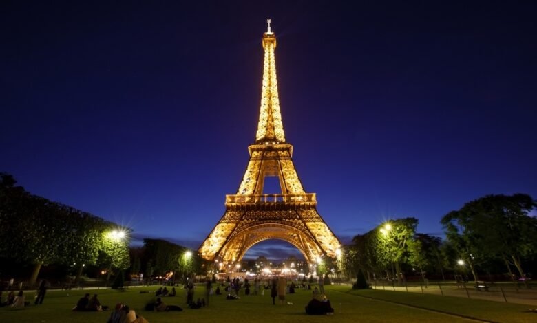 Photo of بعد قفزه من برج إيفل بالمظلة… الشركة تعتقل رجلاً في باريس
