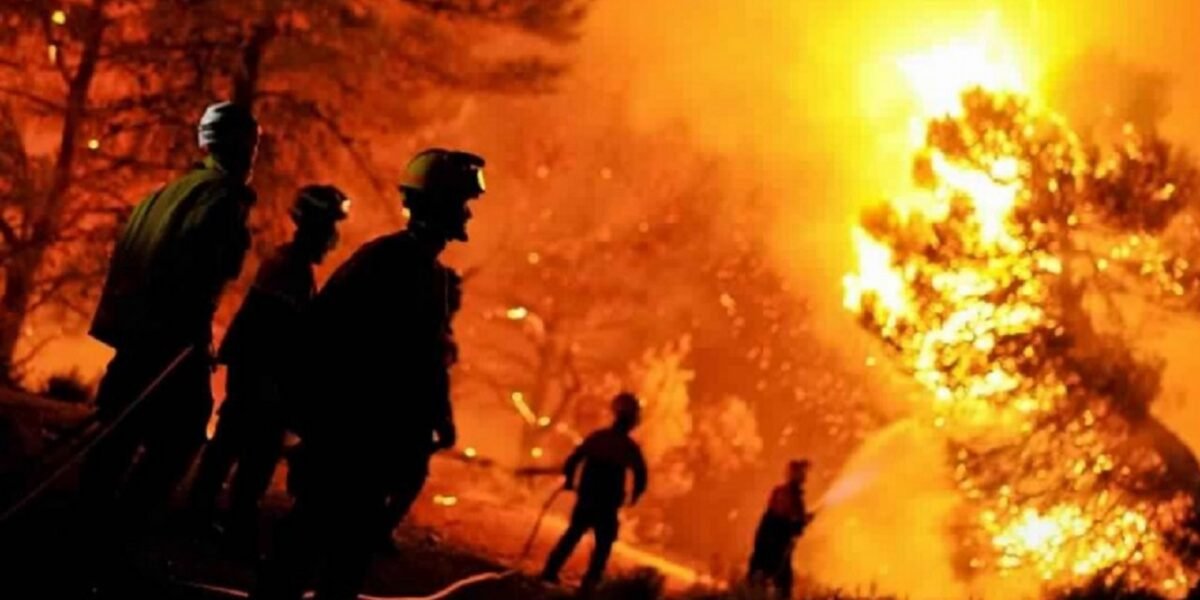 34 ضحية نتيجة الحرائق المنتشرة في الجزائر